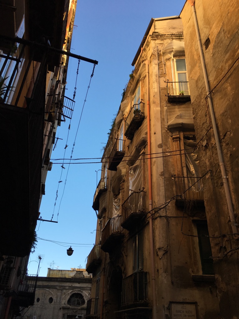 Plazas, calles y lugares típicos de Nápoles en Italia