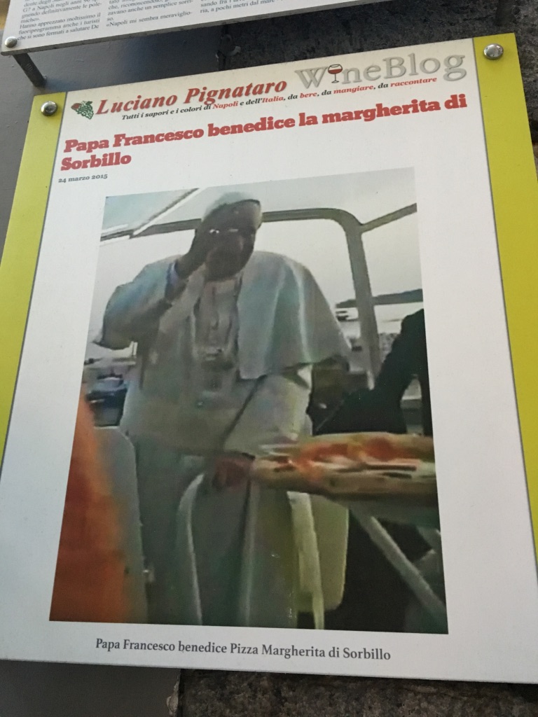 El Papa Francisco recibe una pizza en Nápoles