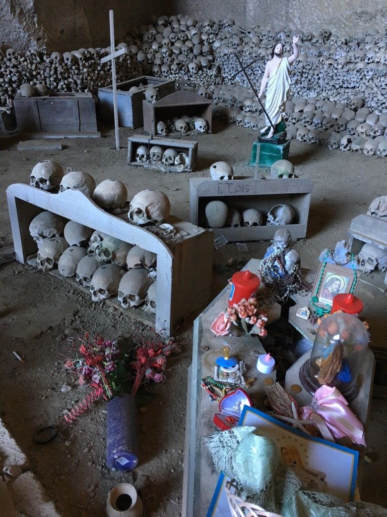 Cimitero delle Fontanelle di NapoliFontanelle Cemetery of Naples