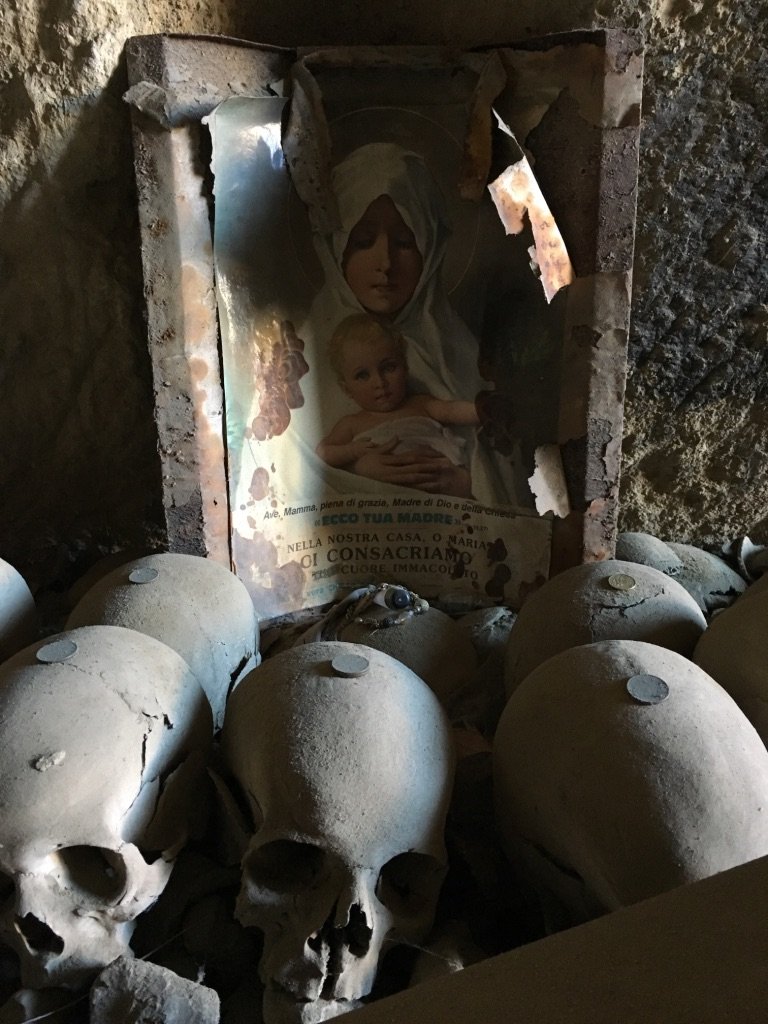 Cimitero delle Fontanelle di NapoliFontanelle Cemetery of Naples