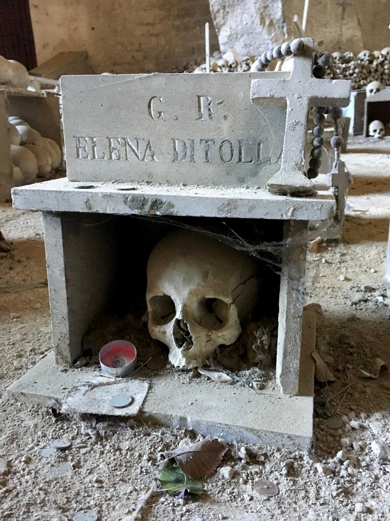 Cimitero delle Fontanelle di NapoliFontanelle Cemetery of Naples