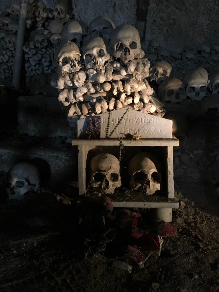 Cimitero delle Fontanelle di NapoliFontanelle Cemetery of Naples