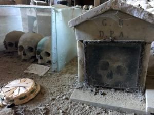 Cimitero delle Fontanelle di NapoliFontanelle Cemetery of Naples